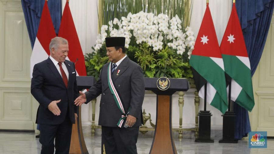 Presiden Prabowo Subianto diberikan gelar kehormatan oleh Raja Yordania, Raja Abdullah II di Kredensial Istana Merdeka, Jakarta, Jumat (14/11/2025). (CNBC Indonesia/Tri Susilo)