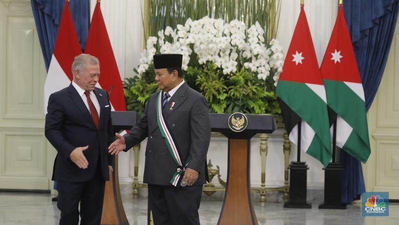 Presiden Prabowo Subianto diberikan gelar kehormatan oleh Raja Yordania, Raja Abdullah II di Kredensial Istana Merdeka, Jakarta, Jumat (14/11/2025). (CNBC Indonesia/Tri Susilo)