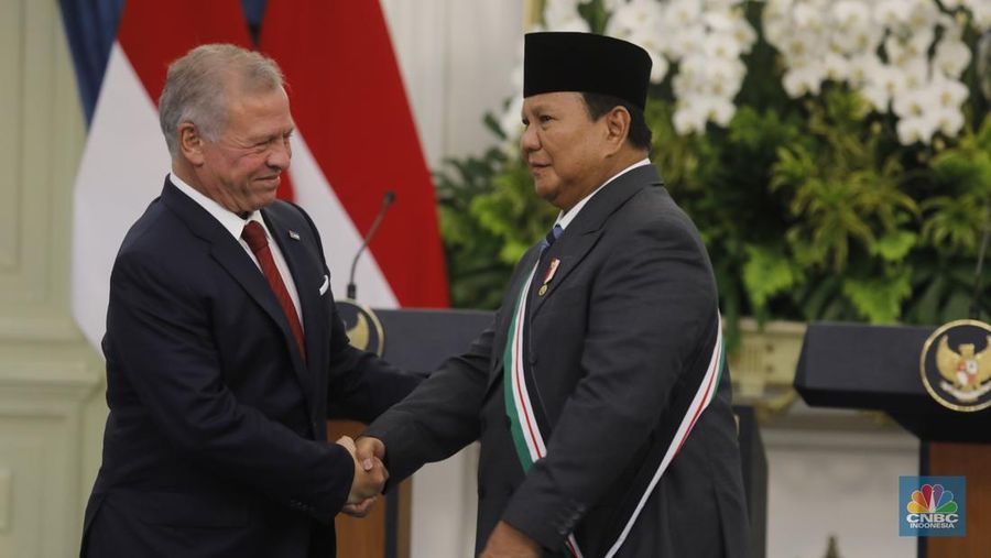 Presiden Prabowo Subianto diberikan gelar kehormatan oleh Raja Yordania, Raja Abdullah II di Kredensial Istana Merdeka, Jakarta, Jumat (14/11/2025). (CNBC Indonesia/Tri Susilo)