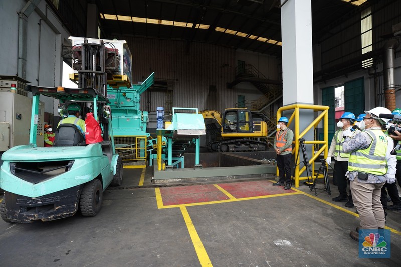 Mendag Budi Santoso dalam pemusnahan 500 Balpres di PT Prasadha Pamunah Limbah Industri di Kabupaten Bogor, Jumat (14/11/2025). (CNBC Indonesia/Ferry Sandi)
