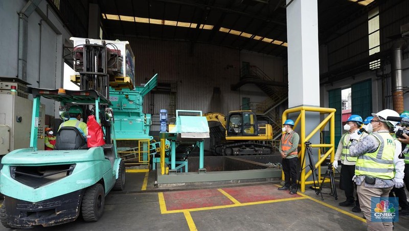 Mendag Budi Santoso dalam pemusnahan 500 Balpres di PT Prasadha Pamunah Limbah Industri di Kabupaten Bogor, Jumat (14/11/2025). (CNBC Indonesia/Ferry Sandi)