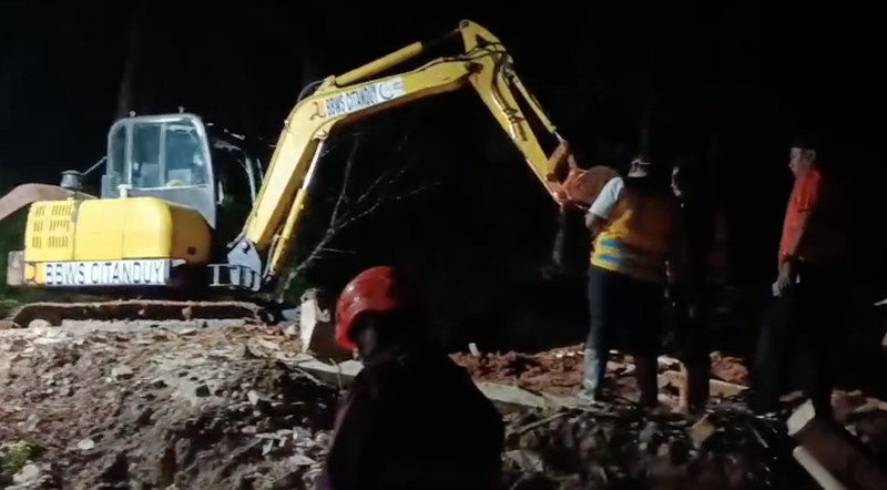 Tim SAR gabungan berupaya mencari korban yang  tertimbun material longsoran di Worksite B-1 lokasi bencana tanah longsor, Desa Cibeunying, Kecamatan Majenang, Kabupaten Cilacap, Jawa Tengah, Jumat (14/11/2025).  (Photo by Bakhtiar RAHMAN / AFP)