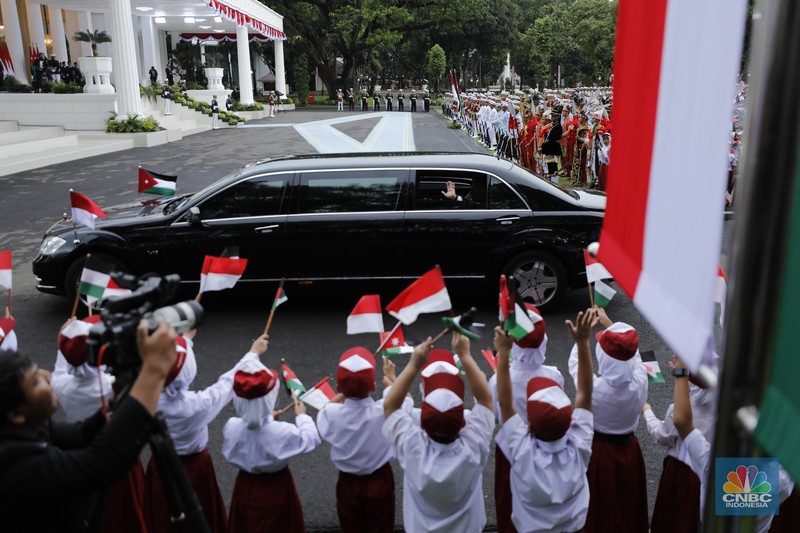 Raja Kerajaan Yordania Raja Abdullah II ibn Al Hussein tiba di Istana Merdeka dalam agenda kunjungan kenegaraan pada Jumat (14/11/2025). (CNBC Indonesia/Tri Susilo)