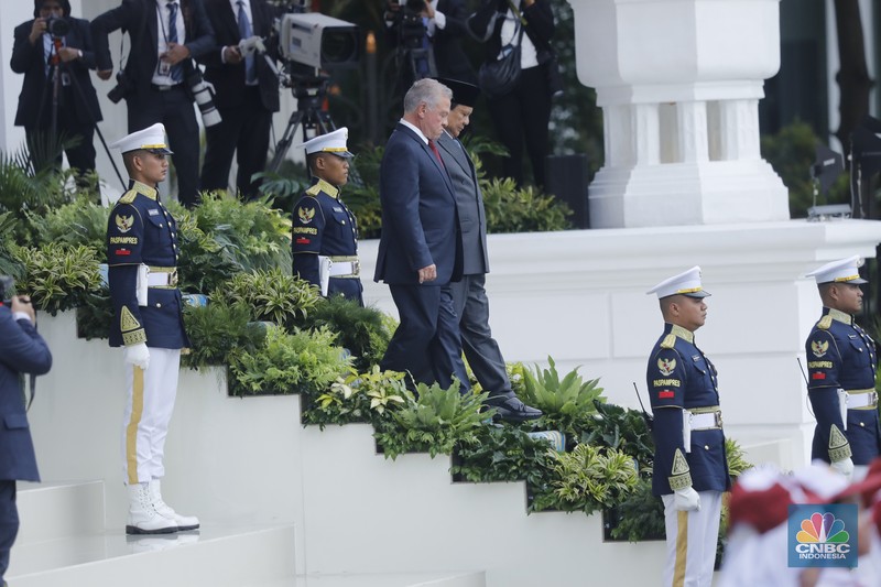 Raja Kerajaan Yordania Raja Abdullah II ibn Al Hussein tiba di Istana Merdeka dalam agenda kunjungan kenegaraan pada Jumat (14/11/2025). (CNBC Indonesia/Tri Susilo)
