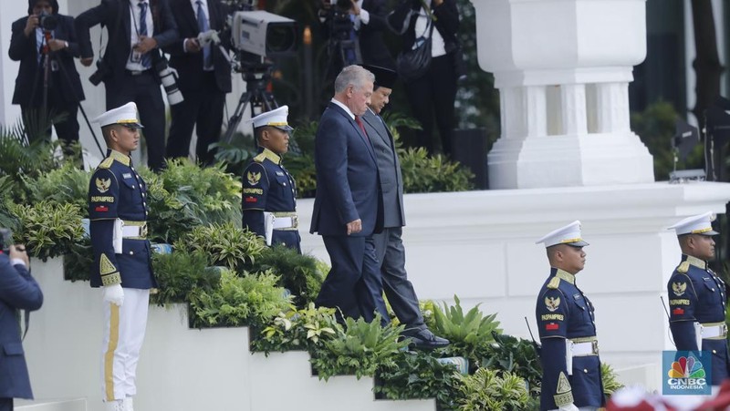 Raja Kerajaan Yordania Raja Abdullah II ibn Al Hussein tiba di Istana Merdeka dalam agenda kunjungan kenegaraan pada Jumat (14/11/2025). (CNBC Indonesia/Tri Susilo)