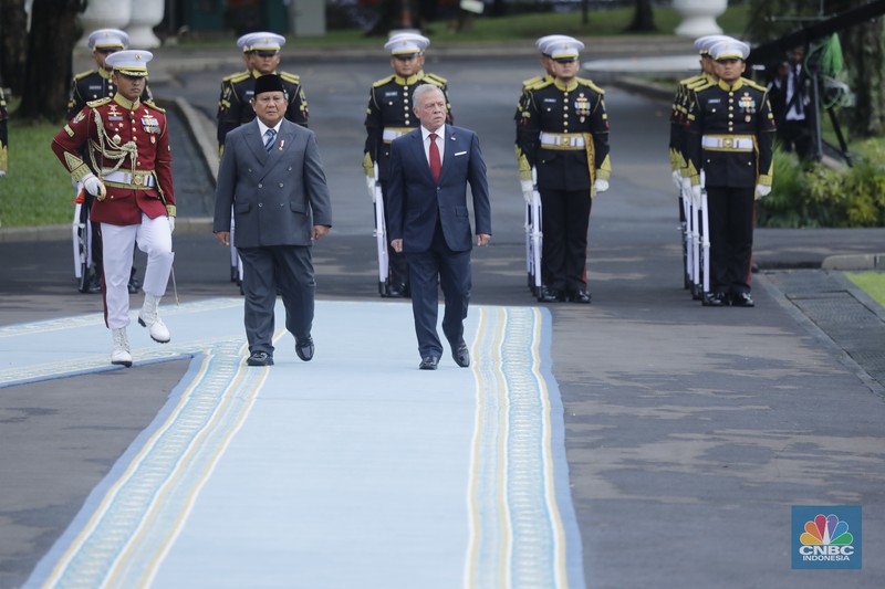 Raja Kerajaan Yordania Raja Abdullah II ibn Al Hussein tiba di Istana Merdeka dalam agenda kunjungan kenegaraan pada Jumat (14/11/2025). (CNBC Indonesia/Tri Susilo)