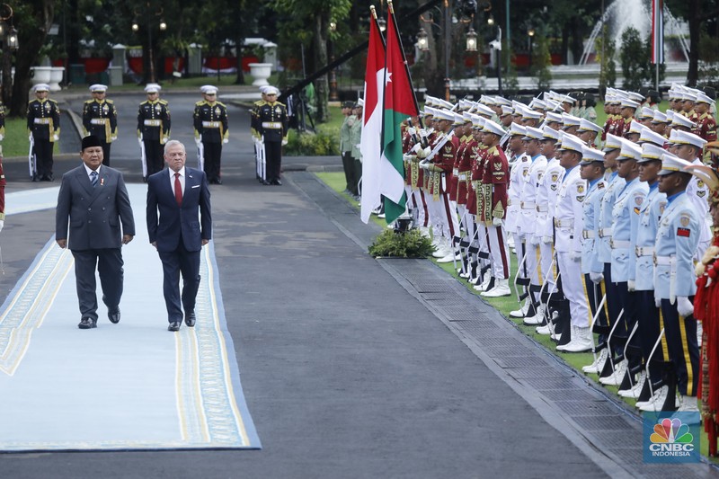 Raja Kerajaan Yordania Raja Abdullah II ibn Al Hussein tiba di Istana Merdeka dalam agenda kunjungan kenegaraan pada Jumat (14/11/2025). (CNBC Indonesia/Tri Susilo)