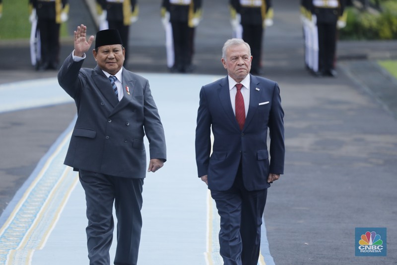 Raja Kerajaan Yordania Raja Abdullah II ibn Al Hussein tiba di Istana Merdeka dalam agenda kunjungan kenegaraan pada Jumat (14/11/2025). (CNBC Indonesia/Tri Susilo)