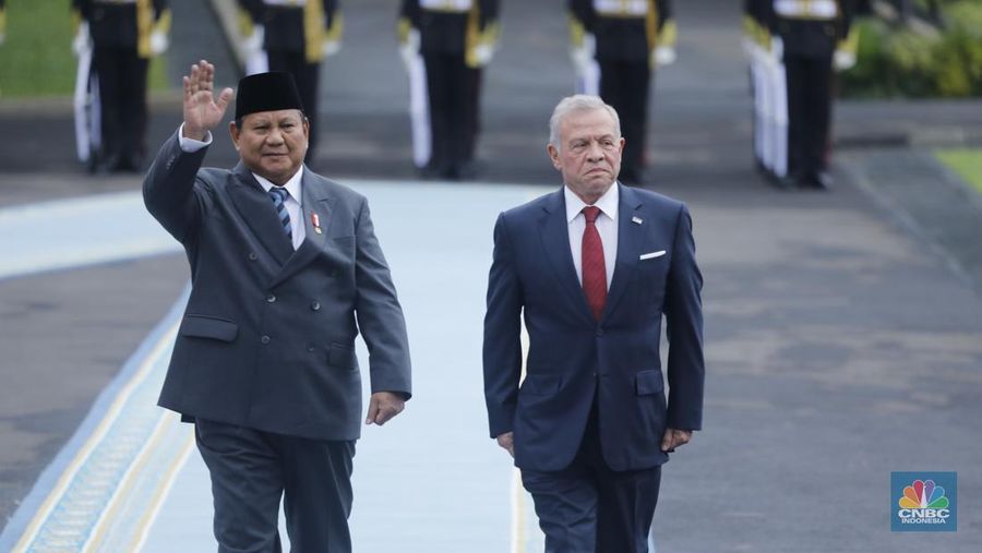 Raja Kerajaan Yordania Raja Abdullah II ibn Al Hussein tiba di Istana Merdeka dalam agenda kunjungan kenegaraan pada Jumat (14/11/2025). (CNBC Indonesia/Tri Susilo)