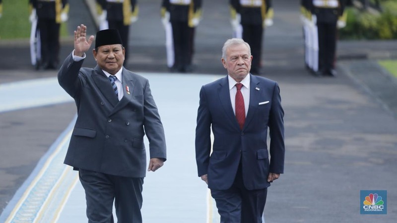 Raja Kerajaan Yordania Raja Abdullah II ibn Al Hussein tiba di Istana Merdeka dalam agenda kunjungan kenegaraan pada Jumat (14/11/2025). (CNBC Indonesia/Tri Susilo)