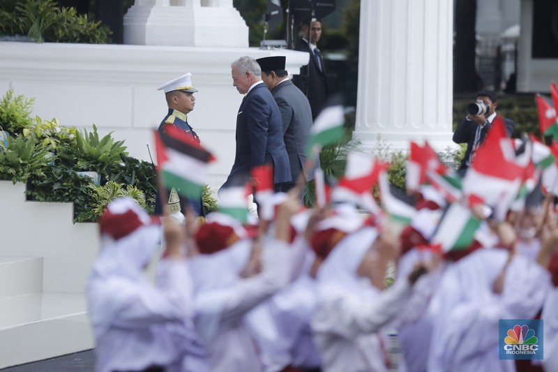 Raja Kerajaan Yordania Raja Abdullah II ibn Al Hussein tiba di Istana Merdeka dalam agenda kunjungan kenegaraan pada Jumat (14/11/2025). (CNBC Indonesia/Tri Susilo)