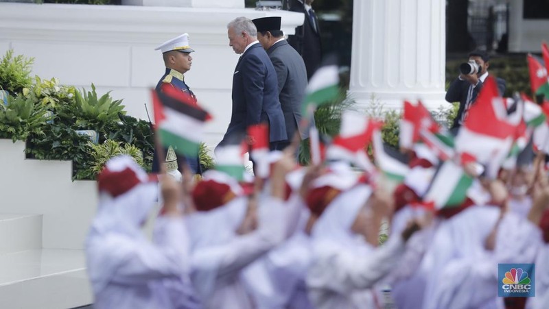 Raja Kerajaan Yordania Raja Abdullah II ibn Al Hussein tiba di Istana Merdeka dalam agenda kunjungan kenegaraan pada Jumat (14/11/2025). (CNBC Indonesia/Tri Susilo)