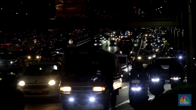 Sejumlah pengendara kendaraan bermotor melintasi Jalan Gatot Subroto dan Tol Dalam Kota di Jakarta, Jumat (14/11/2025). (CNBC Indonesia/Muhamad Sabki)