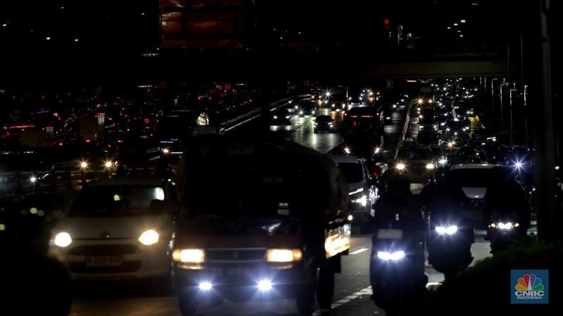 Sejumlah pengendara kendaraan bermotor melintasi Jalan Gatot Subroto dan Tol Dalam Kota di Jakarta, Jumat (14/11/2025). (CNBC Indonesia/Muhamad Sabki)