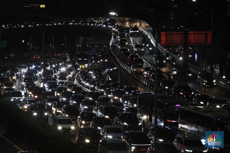 Sejumlah pengendara kendaraan bermotor melintasi Jalan Gatot Subroto dan Tol Dalam Kota di Jakarta, Jumat (14/11/2025). (CNBC Indonesia/Muhamad Sabki)