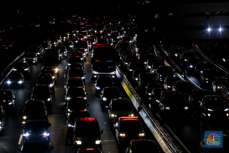 Sejumlah pengendara kendaraan bermotor melintasi Jalan Gatot Subroto dan Tol Dalam Kota di Jakarta, Jumat (14/11/2025). (CNBC Indonesia/Muhamad Sabki)