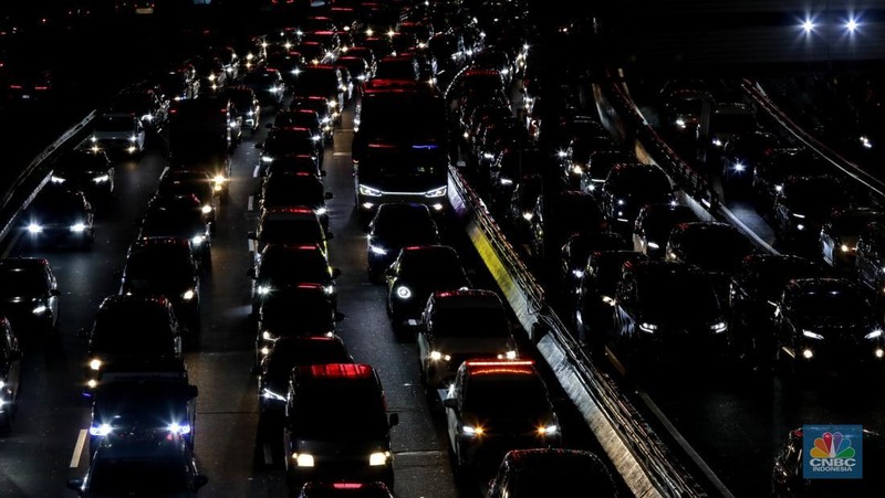 Sejumlah pengendara kendaraan bermotor melintasi Jalan Gatot Subroto dan Tol Dalam Kota di Jakarta, Jumat (14/11/2025). (CNBC Indonesia/Muhamad Sabki)