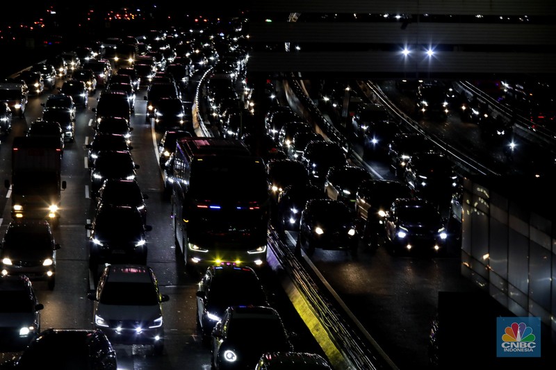 Sejumlah pengendara kendaraan bermotor melintasi Jalan Gatot Subroto dan Tol Dalam Kota di Jakarta, Jumat (14/11/2025). (CNBC Indonesia/Muhamad Sabki)