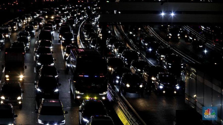Sejumlah pengendara kendaraan bermotor melintasi Jalan Gatot Subroto dan Tol Dalam Kota di Jakarta, Jumat (14/11/2025). (CNBC Indonesia/Muhamad Sabki)