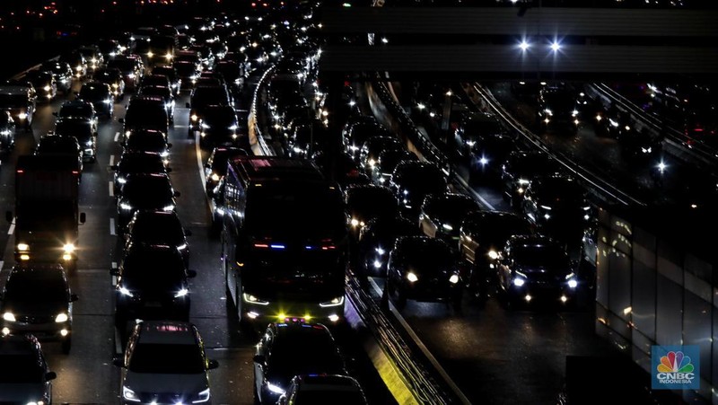 Sejumlah pengendara kendaraan bermotor melintasi Jalan Gatot Subroto dan Tol Dalam Kota di Jakarta, Jumat (14/11/2025). (CNBC Indonesia/Muhamad Sabki)