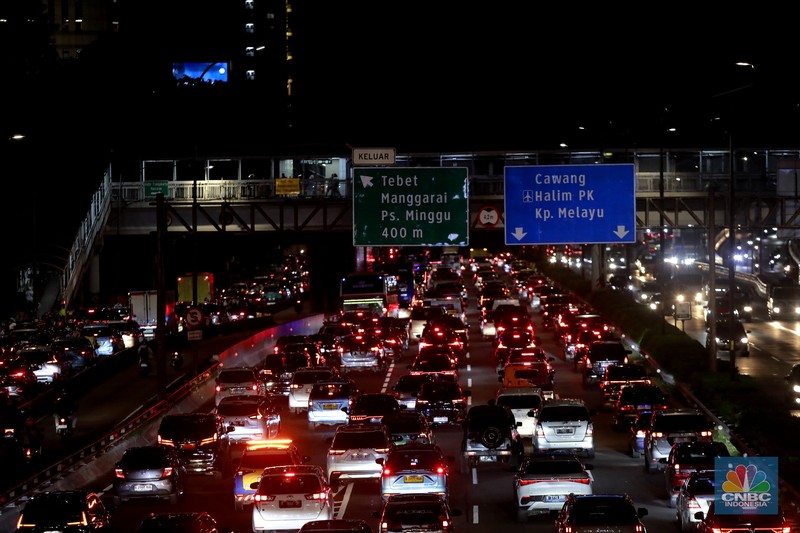 Sejumlah pengendara kendaraan bermotor melintasi Jalan Gatot Subroto dan Tol Dalam Kota di Jakarta, Jumat (14/11/2025). (CNBC Indonesia/Muhamad Sabki)