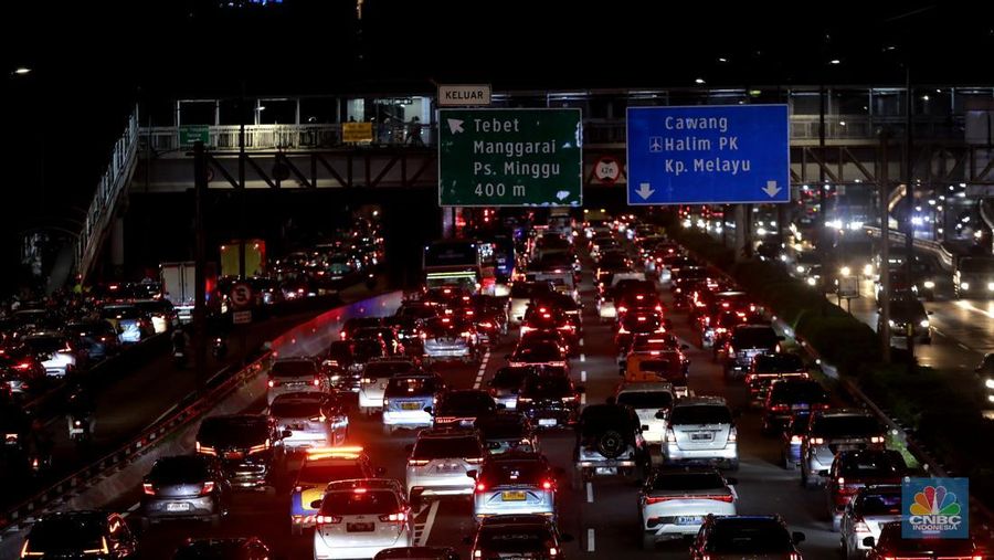 Sejumlah pengendara kendaraan bermotor melintasi Jalan Gatot Subroto dan Tol Dalam Kota di Jakarta, Jumat (14/11/2025). (CNBC Indonesia/Muhamad Sabki)