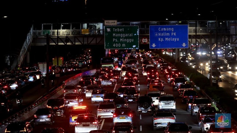 Sejumlah pengendara kendaraan bermotor melintasi Jalan Gatot Subroto dan Tol Dalam Kota di Jakarta, Jumat (14/11/2025). (CNBC Indonesia/Muhamad Sabki)