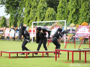 Aksi Srikandi Polda Jatim Tampil Memukau di HUT Brimob ke-80