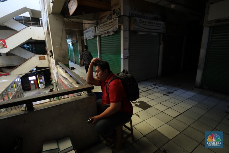 Suasana kios Pasar Pramuka yang di segel oleh Perumda Pasar Jaya, Jumat (14/11/2025). (CNBC Indonesia/Tri Susilo)