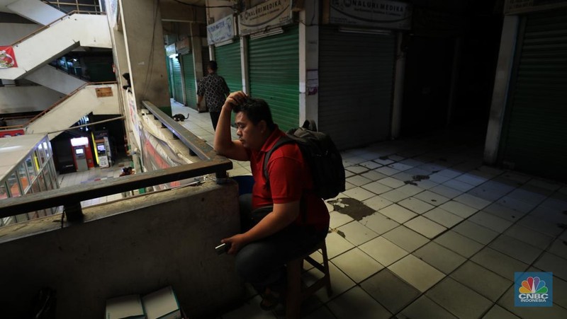 Suasana kios Pasar Pramuka yang di segel oleh Perumda Pasar Jaya, Jumat (14/11/2025). (CNBC Indonesia/Tri Susilo)