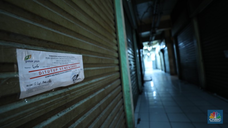 Suasana kios Pasar Pramuka yang di segel oleh Perumda Pasar Jaya, Jumat (14/11/2025). (CNBC Indonesia/Tri Susilo)
