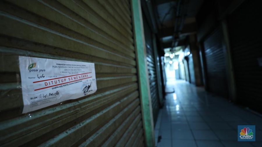 Suasana kios Pasar Pramuka yang di segel oleh Perumda Pasar Jaya, Jumat (14/11/2025). (CNBC Indonesia/Tri Susilo)