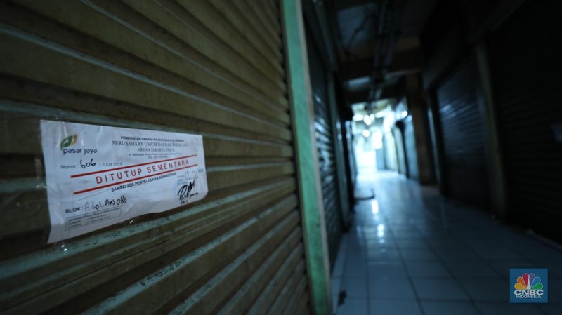 Suasana kios Pasar Pramuka yang di segel oleh Perumda Pasar Jaya, Jumat (14/11/2025). (CNBC Indonesia/Tri Susilo)