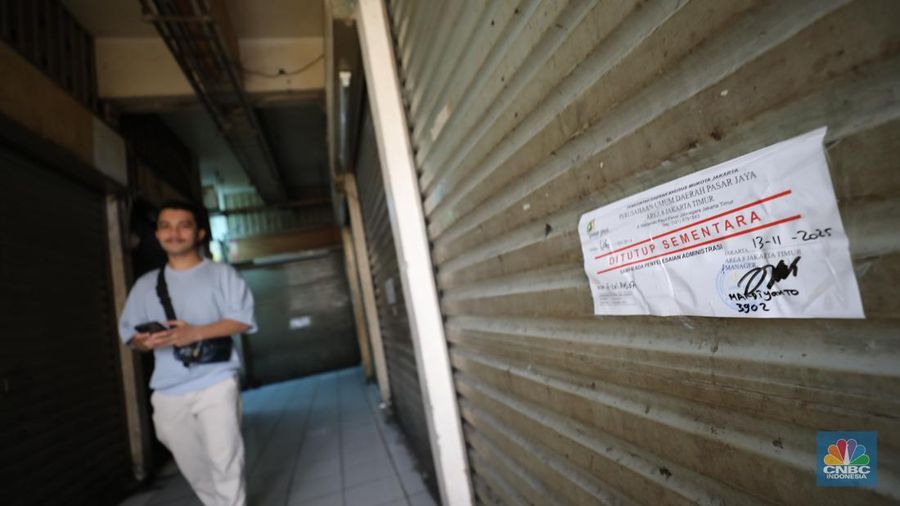Suasana kios Pasar Pramuka yang di segel oleh Perumda Pasar Jaya, Jumat (14/11/2025). (CNBC Indonesia/Tri Susilo)