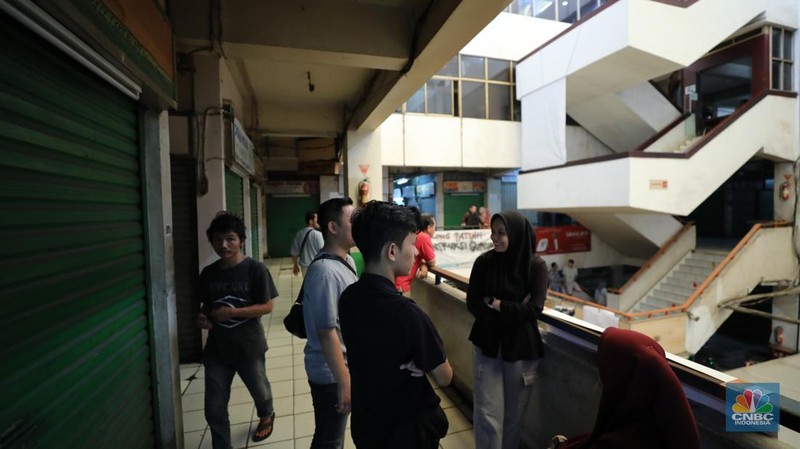 Suasana kios Pasar Pramuka yang di segel oleh Perumda Pasar Jaya, Jumat (14/11/2025). (CNBC Indonesia/Tri Susilo)