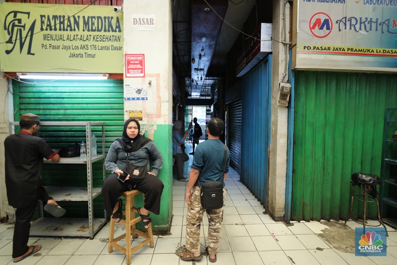 Suasana kios Pasar Pramuka yang di segel oleh Perumda Pasar Jaya, Jumat (14/11/2025). (CNBC Indonesia/Tri Susilo)