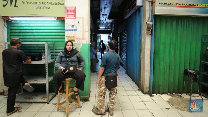 Suasana kios Pasar Pramuka yang di segel oleh Perumda Pasar Jaya, Jumat (14/11/2025). (CNBC Indonesia/Tri Susilo)