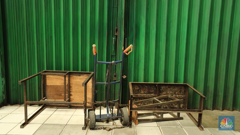 Suasana kios Pasar Pramuka yang di segel oleh Perumda Pasar Jaya, Jumat (14/11/2025). (CNBC Indonesia/Tri Susilo)