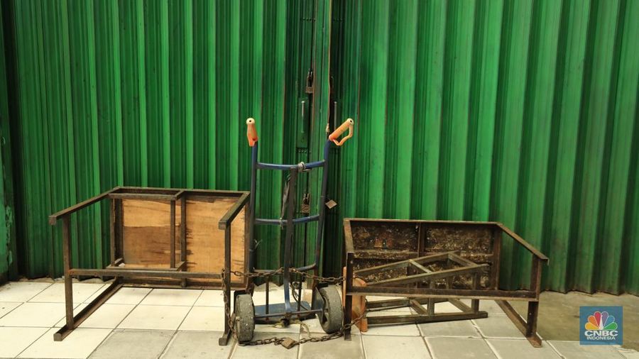 Suasana kios Pasar Pramuka yang di segel oleh Perumda Pasar Jaya, Jumat (14/11/2025). (CNBC Indonesia/Tri Susilo)