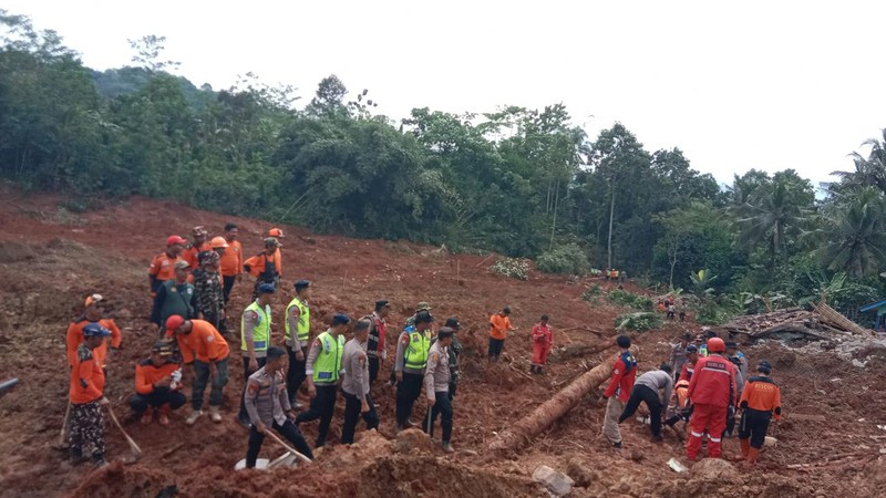 Tim SAR gabungan berupaya mencari korban yang  tertimbun material longsoran di Worksite B-1 lokasi bencana tanah longsor, Desa Cibeunying, Kecamatan Majenang, Kabupaten Cilacap, Jawa Tengah, Jumat (14/11/2025).  (Photo by Bakhtiar RAHMAN / AFP)