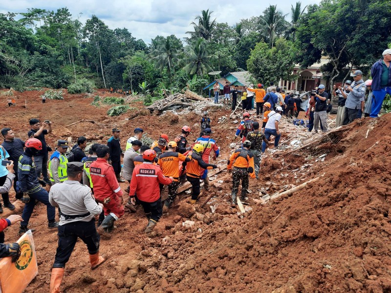 Tim SAR gabungan berupaya mencari korban yang  tertimbun material longsoran di Worksite B-1 lokasi bencana tanah longsor, Desa Cibeunying, Kecamatan Majenang, Kabupaten Cilacap, Jawa Tengah, Jumat (14/11/2025).  (Photo by Bakhtiar RAHMAN / AFP)