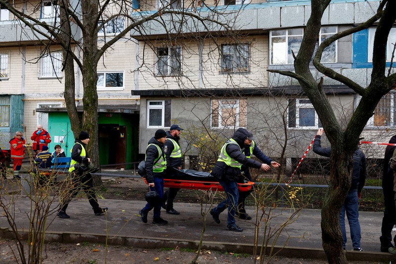 Sebuah drone meledak saat serangan rudal dan drone Rusia, di tengah serangan Rusia terhadap Ukraina, di Kyiv, Ukraina, 14 November 2025. REUTERS/Gleb Garanich