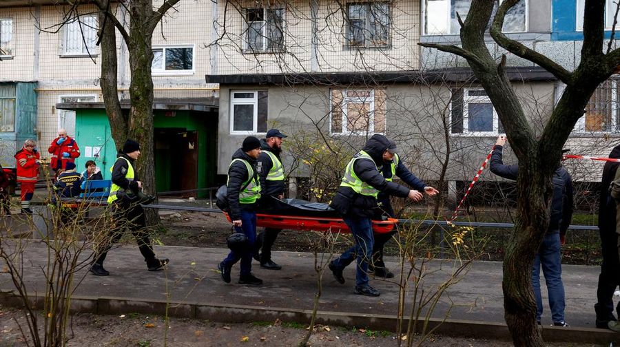 Sebuah drone meledak saat serangan rudal dan drone Rusia, di tengah serangan Rusia terhadap Ukraina, di Kyiv, Ukraina, 14 November 2025. REUTERS/Gleb Garanich