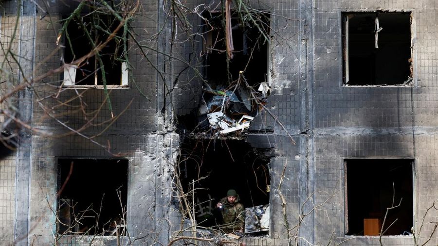 Sebuah drone meledak saat serangan rudal dan drone Rusia, di tengah serangan Rusia terhadap Ukraina, di Kyiv, Ukraina, 14 November 2025. REUTERS/Gleb Garanich