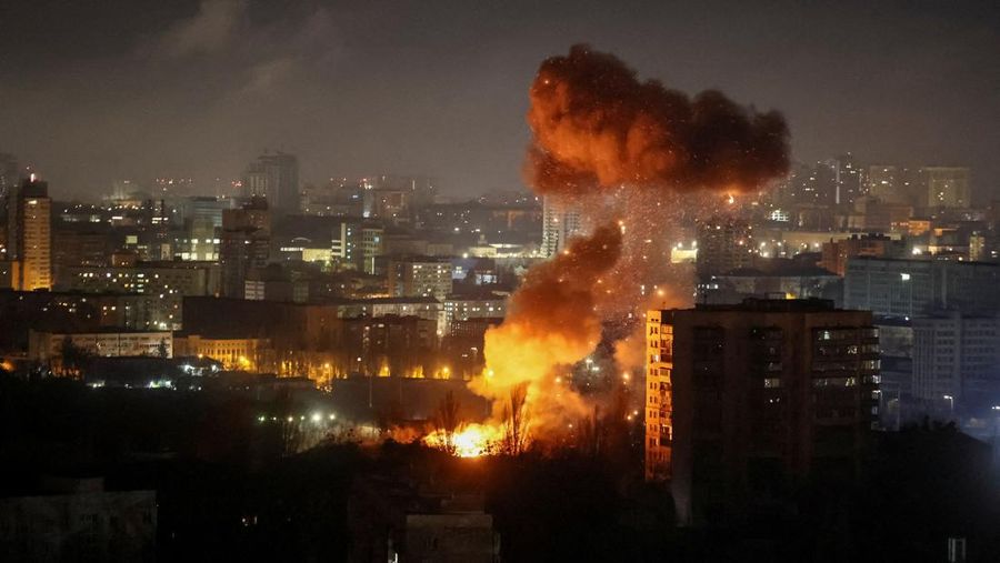 Sebuah drone meledak saat serangan rudal dan drone Rusia, di tengah serangan Rusia terhadap Ukraina, di Kyiv, Ukraina, 14 November 2025. REUTERS/Gleb Garanich