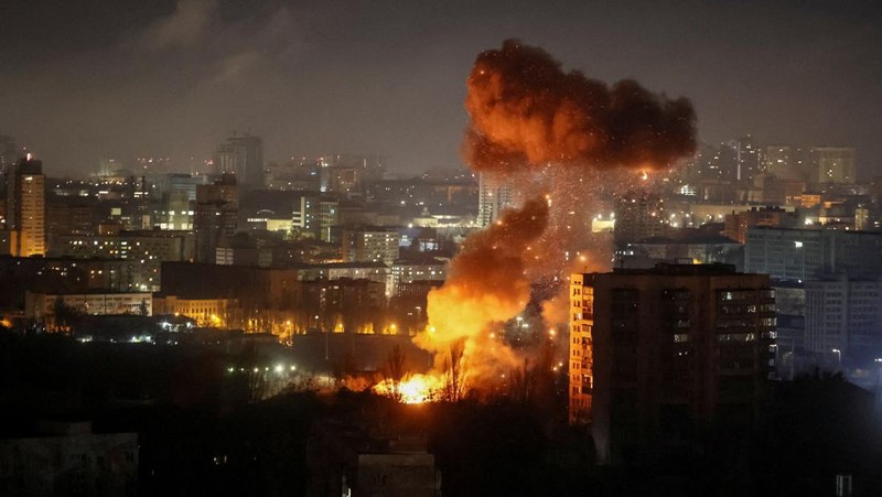 Sebuah drone meledak saat serangan rudal dan drone Rusia, di tengah serangan Rusia terhadap Ukraina, di Kyiv, Ukraina, 14 November 2025. REUTERS/Gleb Garanich
