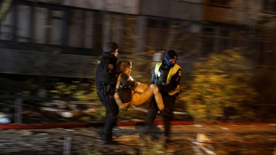 Sebuah drone meledak saat serangan rudal dan drone Rusia, di tengah serangan Rusia terhadap Ukraina, di Kyiv, Ukraina, 14 November 2025. REUTERS/Gleb Garanich