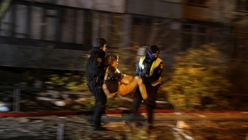 Sebuah drone meledak saat serangan rudal dan drone Rusia, di tengah serangan Rusia terhadap Ukraina, di Kyiv, Ukraina, 14 November 2025. REUTERS/Gleb Garanich