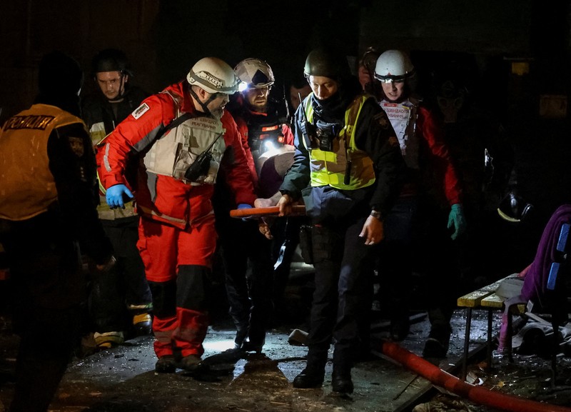 Sebuah drone meledak saat serangan rudal dan drone Rusia, di tengah serangan Rusia terhadap Ukraina, di Kyiv, Ukraina, 14 November 2025. REUTERS/Gleb Garanich