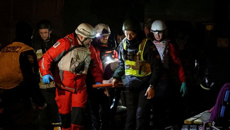 Sebuah drone meledak saat serangan rudal dan drone Rusia, di tengah serangan Rusia terhadap Ukraina, di Kyiv, Ukraina, 14 November 2025. REUTERS/Gleb Garanich